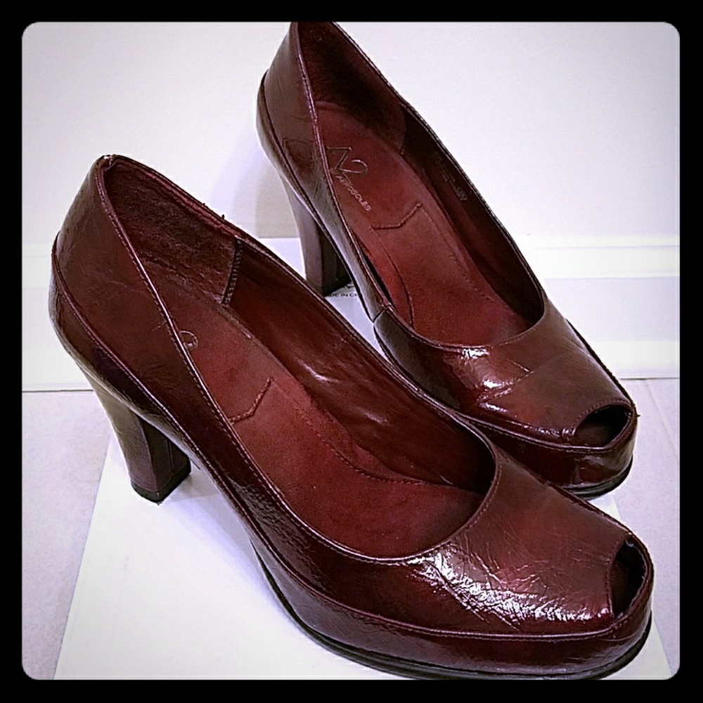 Peep-toe Pump